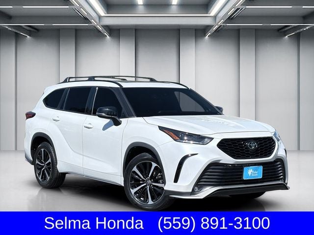 2022 Toyota Highlander XSE in Pearl — front three-quarter view